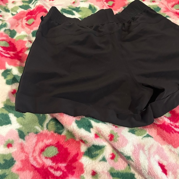 Lululemon Size 6 tuxedo stripe relaxed fit cuffed shorts - Picture 7 of 7